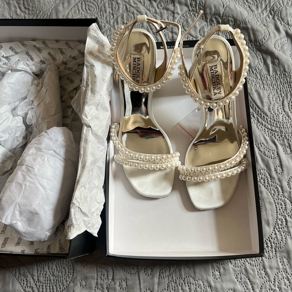 BADGLEY MISCHKA FEISTY PEARL BLOCK HEELS WORN ONCE